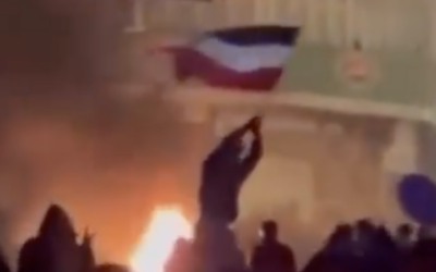 A man waves the flag of monarchist Iran during a protest against the Islamic Republic, in Hamedan, Iran, January 9, 2026. (Screen capture: X, used in accordance with Clause 27a of the Copyright Law)